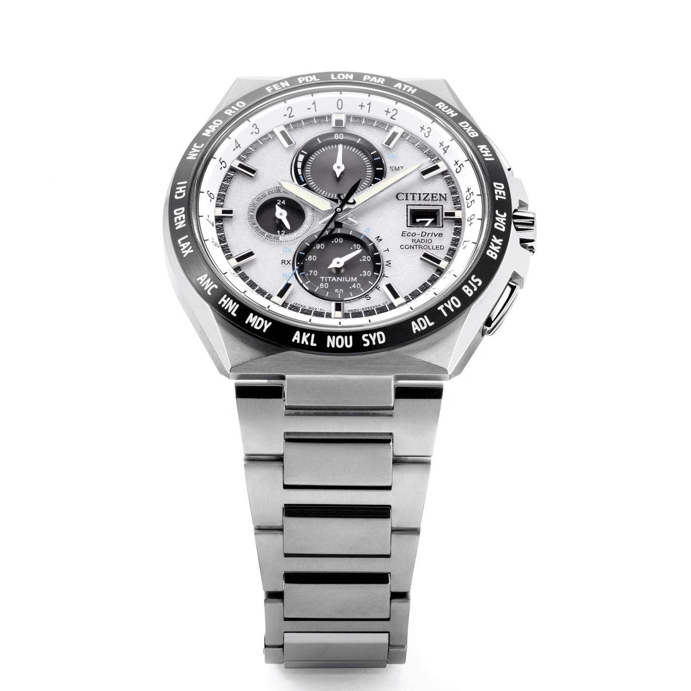 Une montre Citizen Eco-Drive en titane avec bracelet métallique.