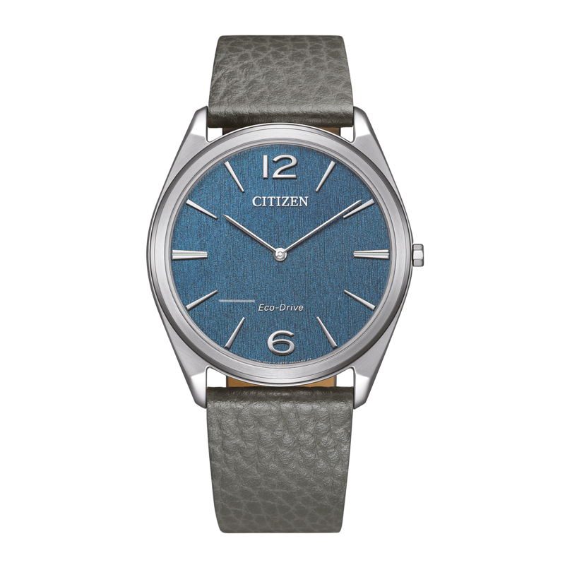 Montre Citizen avec cadran bleu et bracelet en cuir gris sur fond vert