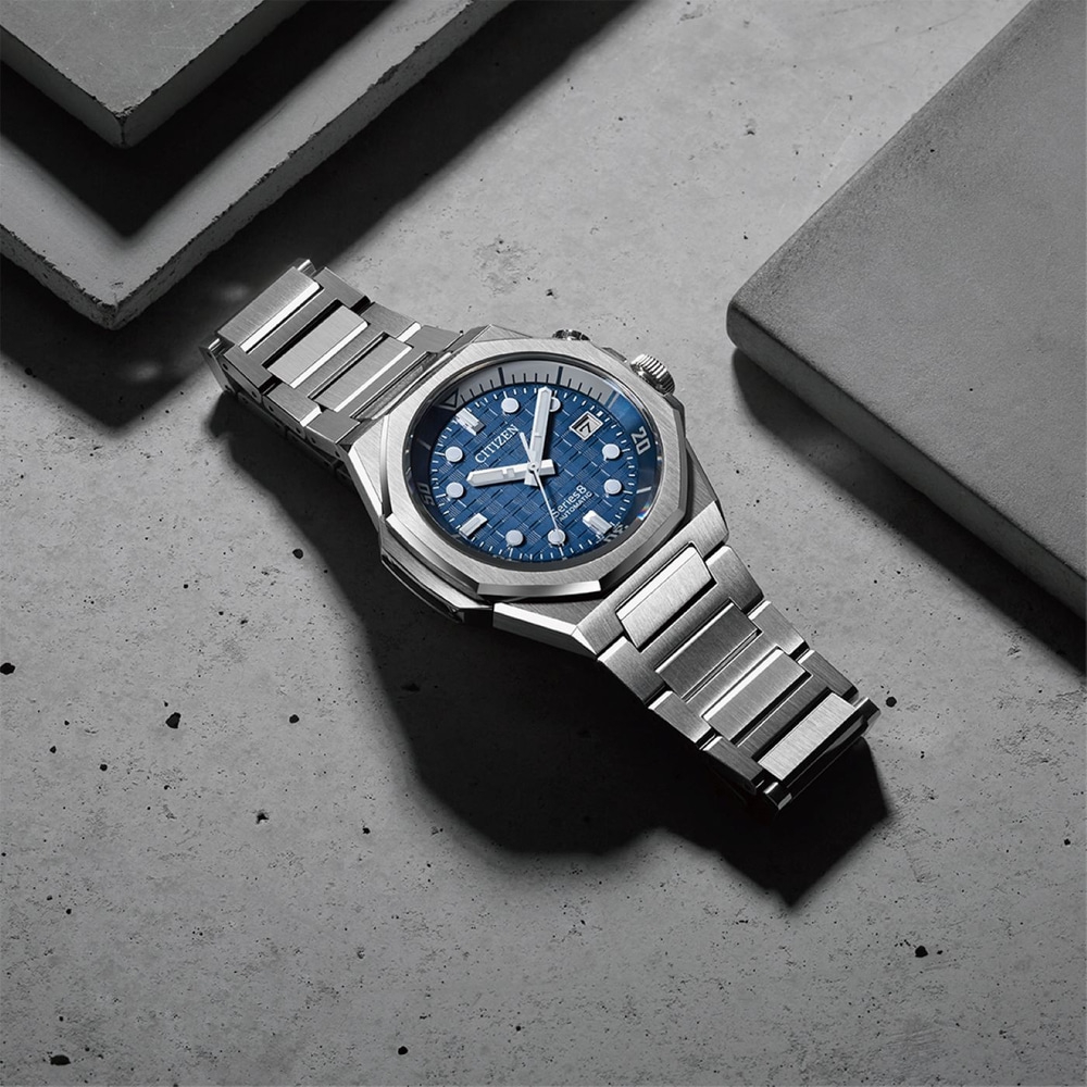 Montre automatique Citizen Series 8 sur surface en béton avec ombres.