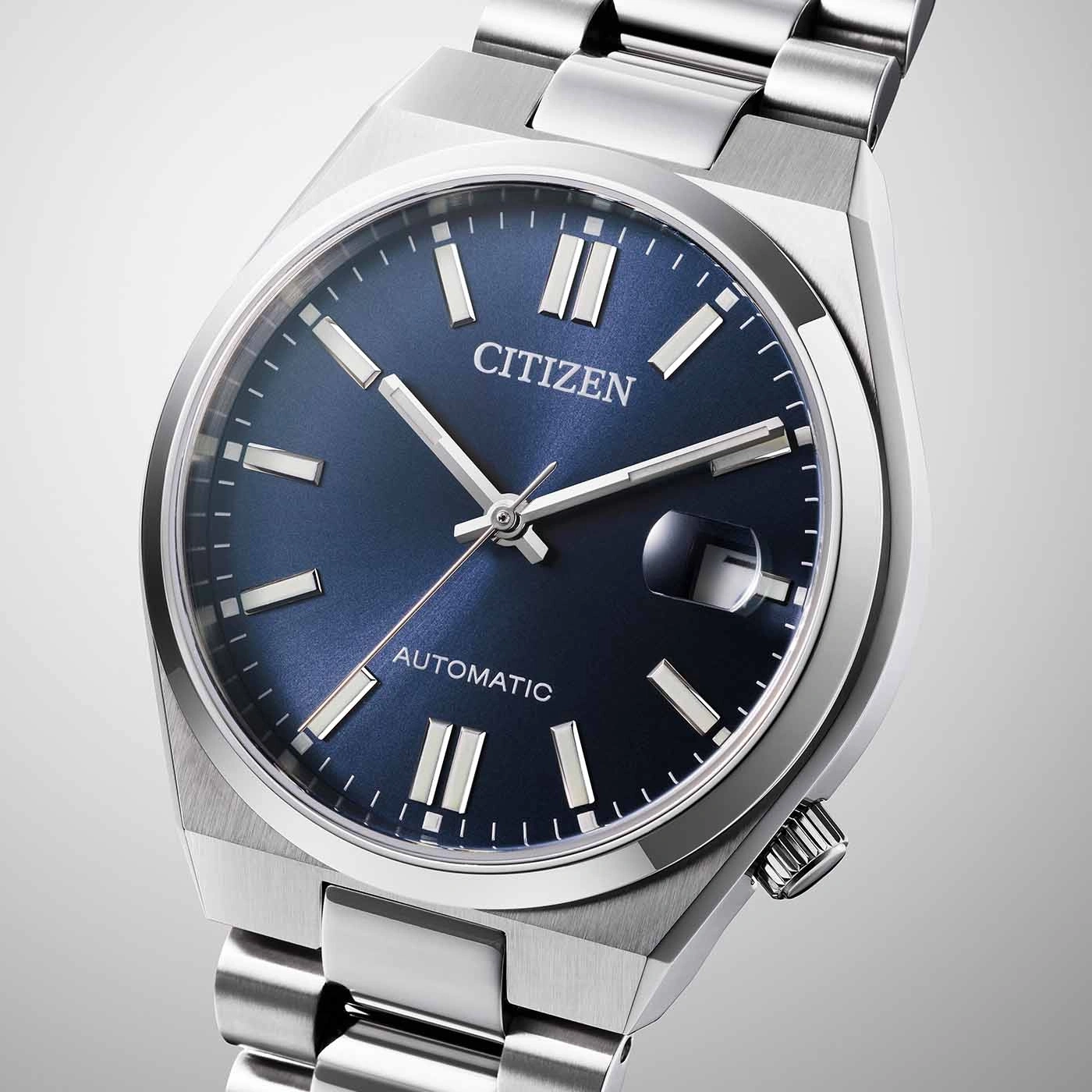 Une montre Citizen automatique bleue avec bracelet en argent.