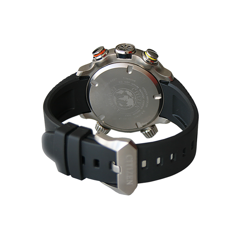 Montre Citizen avec bracelet noir et dos en titane, gros plan.