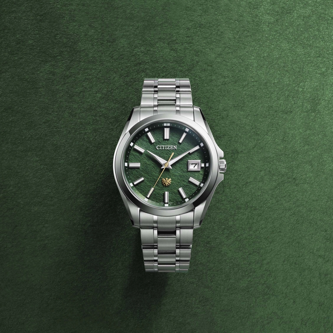Montre Citizen argentée avec cadran vert sur fond vert texturé