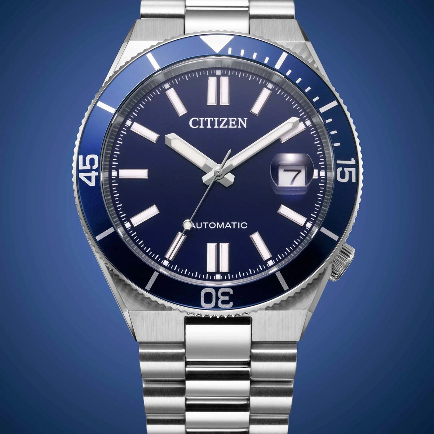 Montre Citizen bleue avec bracelet en argent et date.