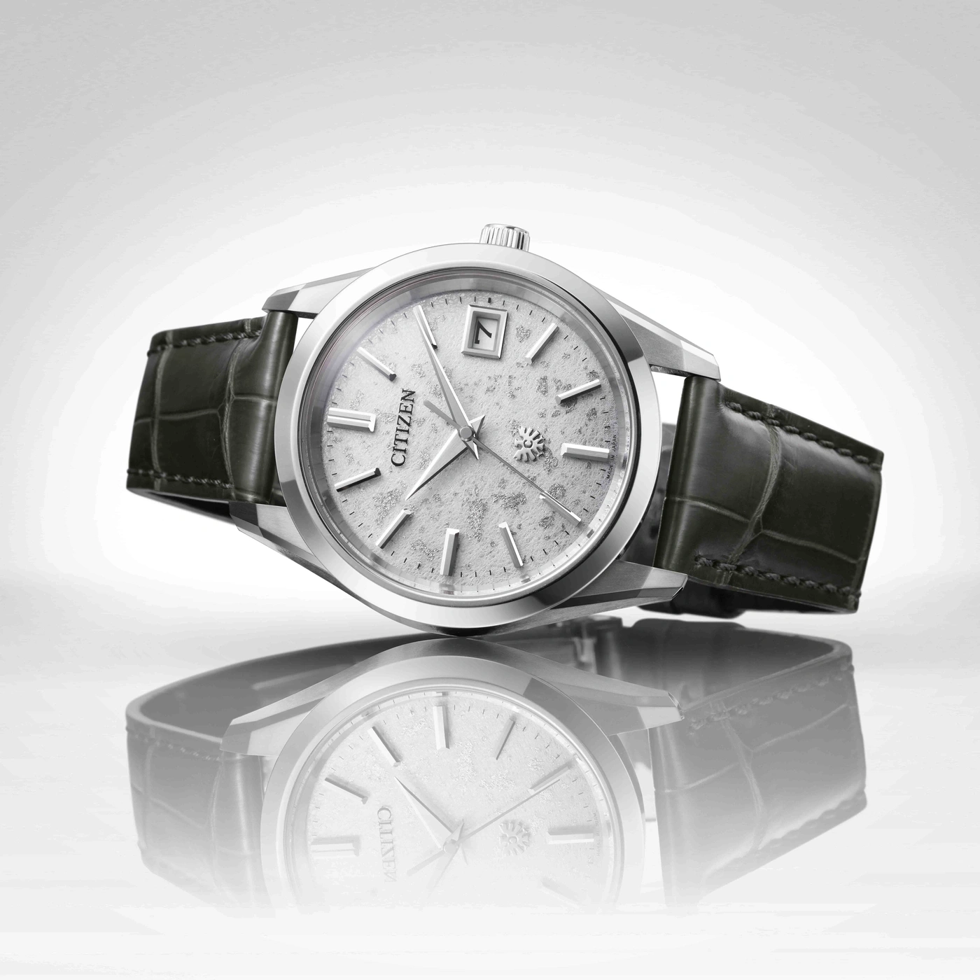 Montre Citizen argentée avec bracelet en cuir vert foncé