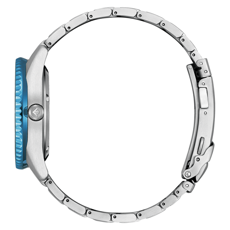 Vue latérale d'une montre argentée avec lunette et bracelet bleus.