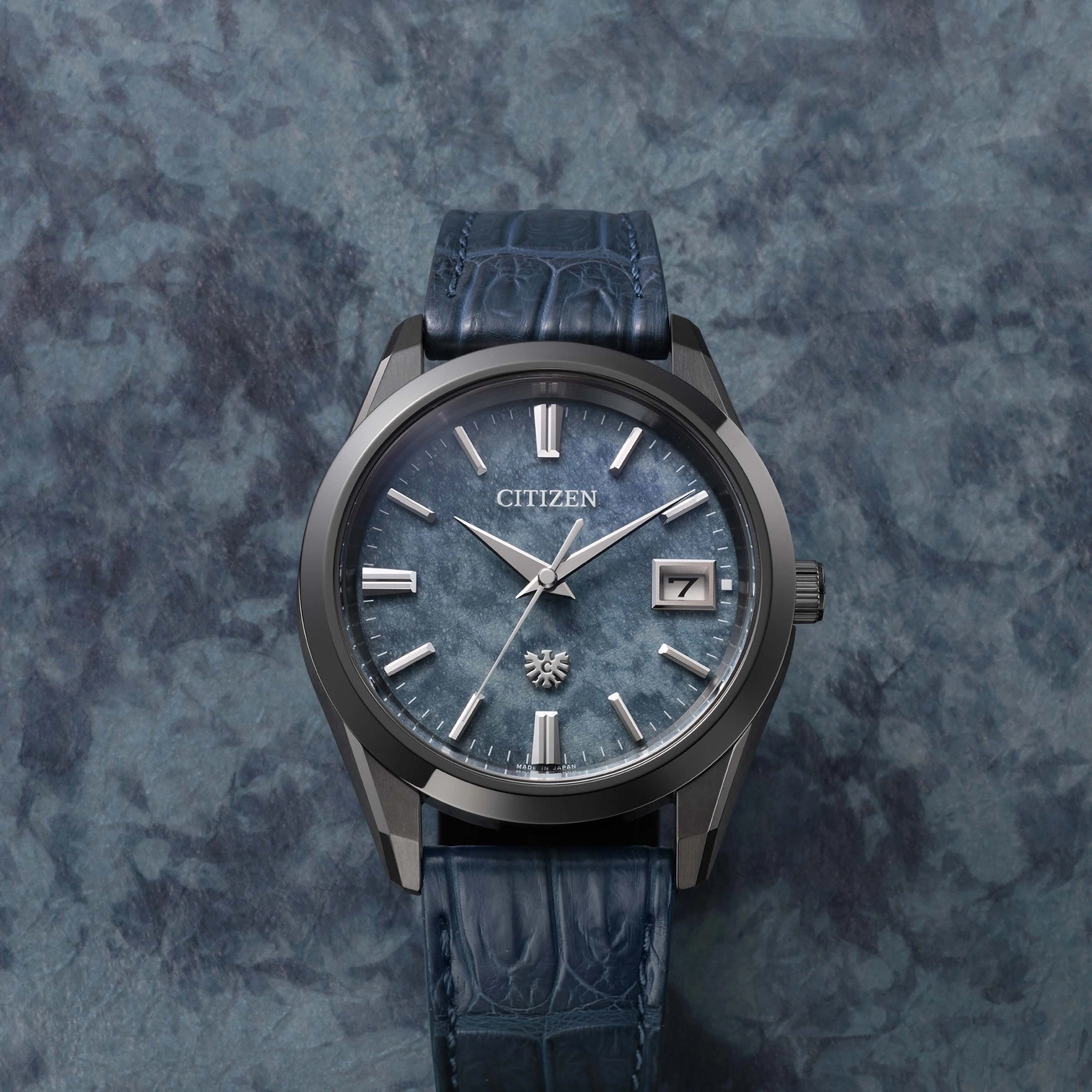Montre Citizen avec cadran bleu texturé et bracelet en cuir bleu.