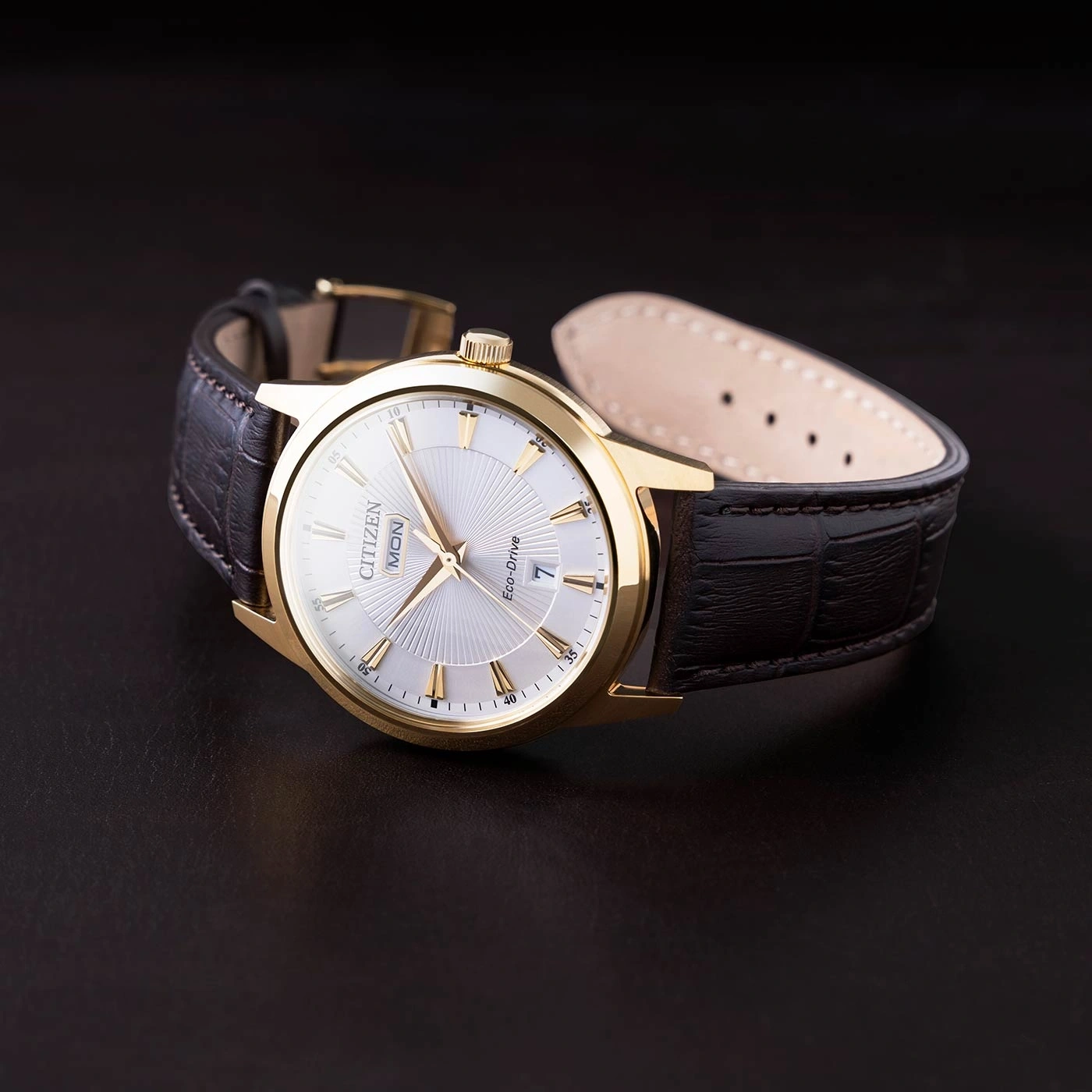 Une montre d'homme de luxe avec un bracelet en cuir noir et un cadran blanc.