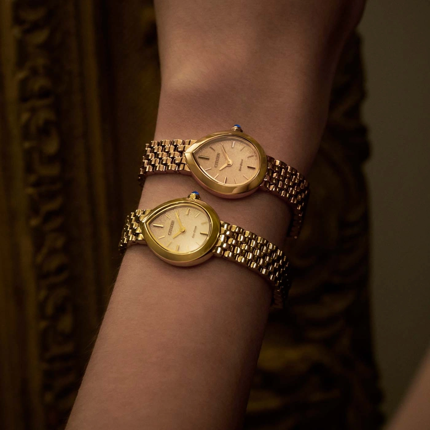 Deux montres dorées élégantes au poignet, style classique et raffiné.