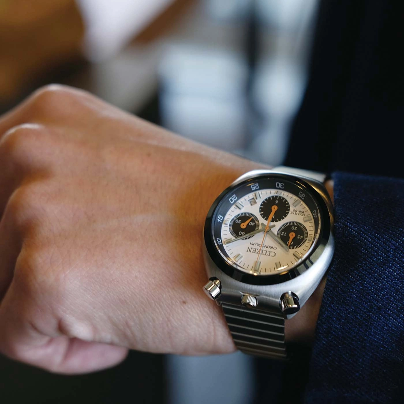 Gros plan d'une montre Citizen chronographe sur un poignet