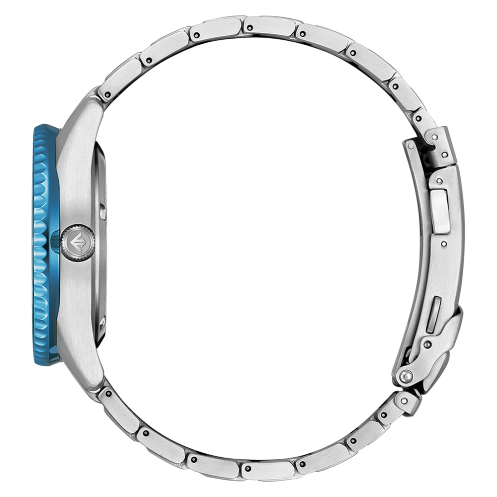 Vue latérale d'une montre argentée avec lunette et bracelet bleus.