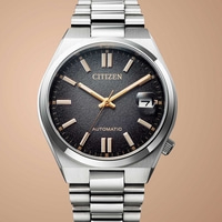Montre Citizen avec cadran noir, bracelet argenté et affichage de la date. Design élégant.