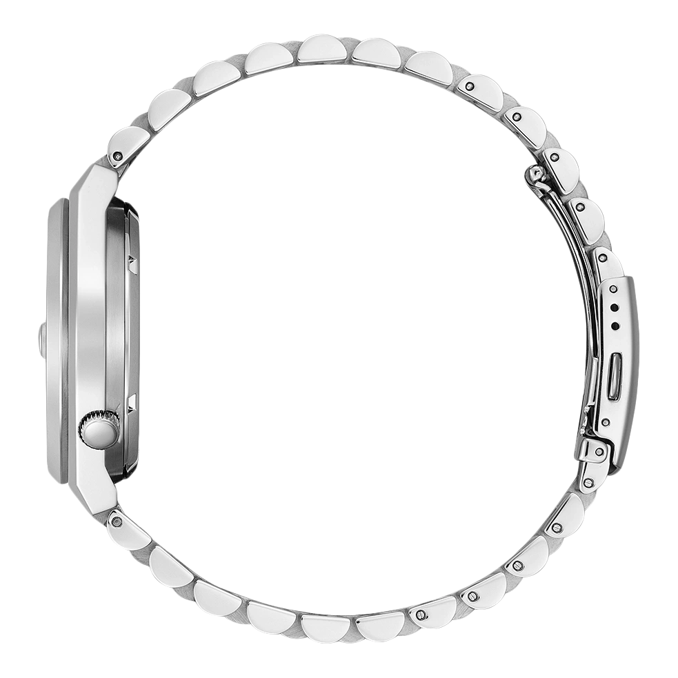 Gros plan sur la boucle et le bracelet en argent d'une montre.