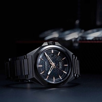 Montre Citizen noire avec un cadran à motifs et un bracelet noir.