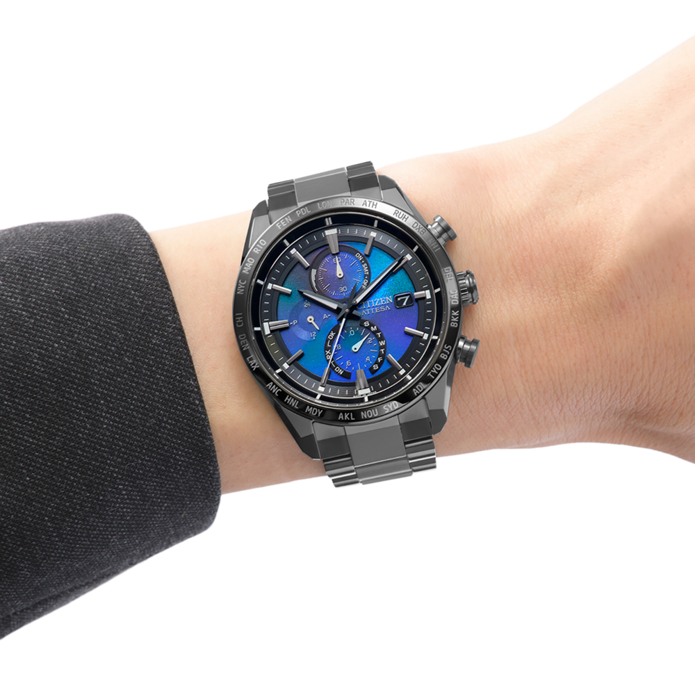 Montre Citizen Attesa au poignet, cadran bleu, fuseaux horaires, chronographe, bracelet métallique