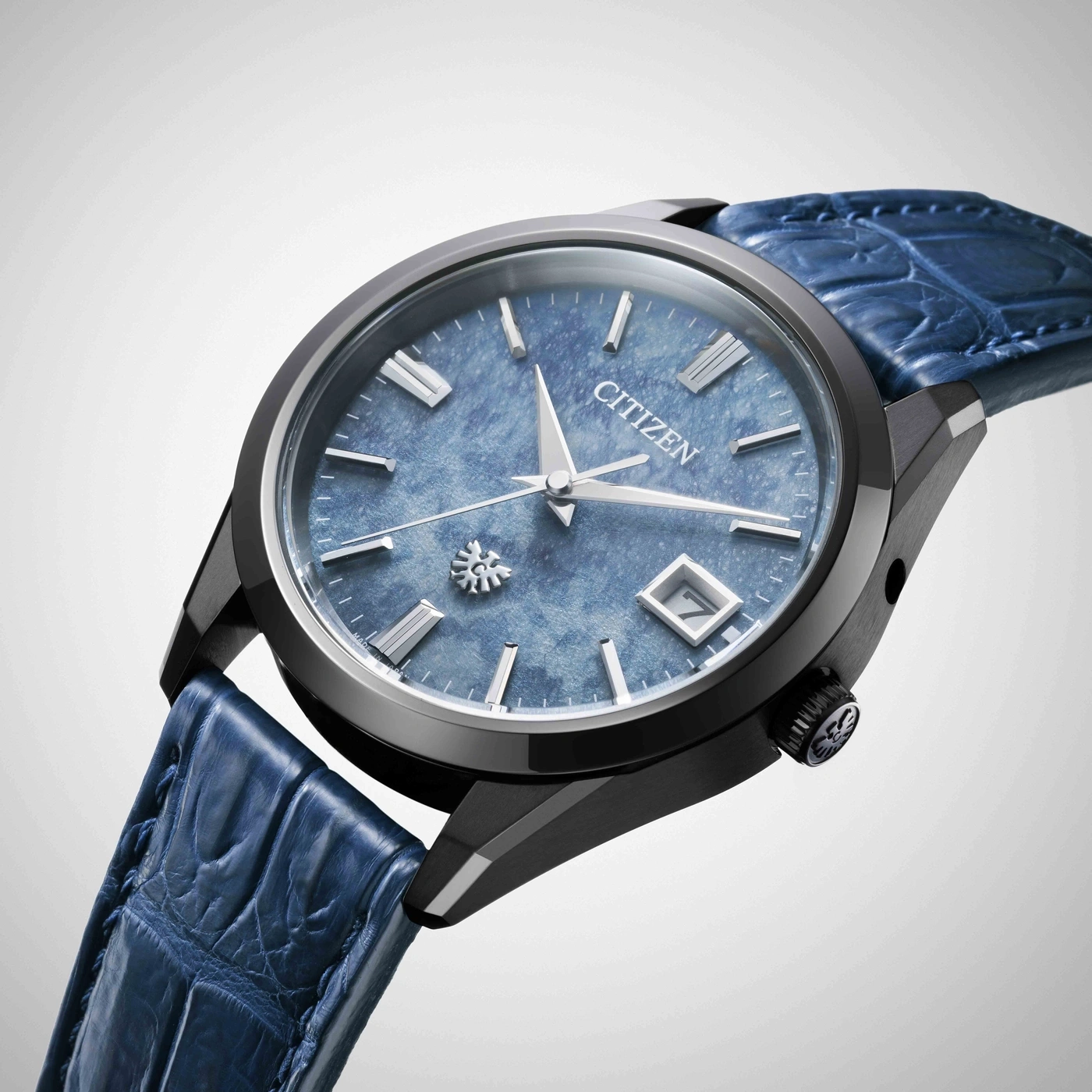 Montre Citizen bleue avec bracelet en cuir et cadran texturé.