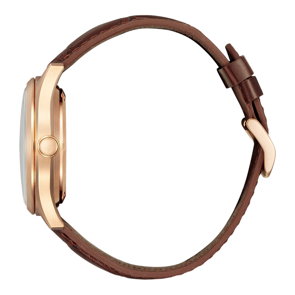 Gros plan d'une montre de luxe avec bracelet en cuir marron.