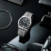 Montre Citizen sur surface réfléchissante avec accessoires, fond noir.