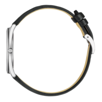 Vue latérale d'une montre argentée avec un bracelet en cuir noir sur fond vert.