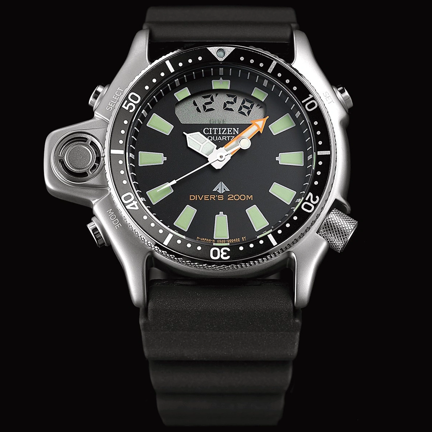 Montre de plongée Citizen quartz numérique analogique avec bracelet noir.