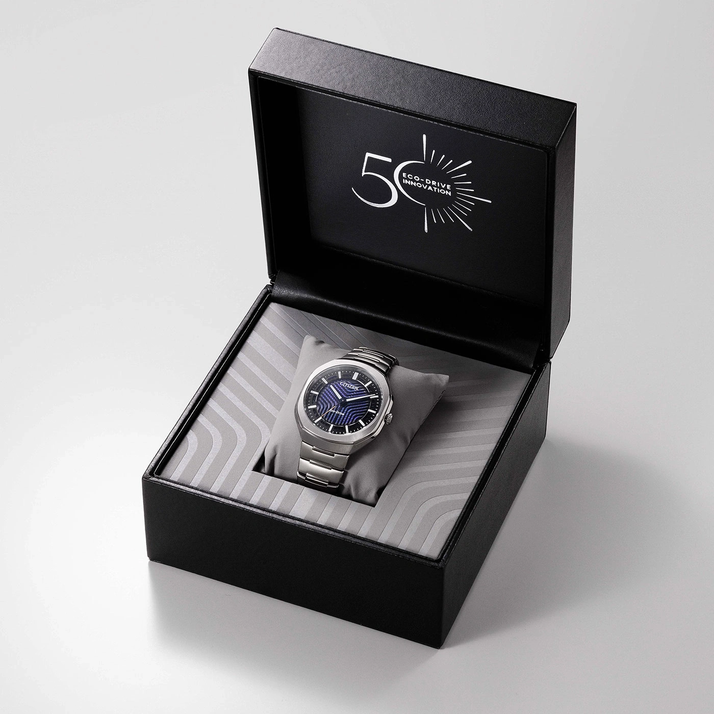 Citizen Eco-Drive Uhr in schwarzer Geschenkbox mit 50-Jahre-Logo.