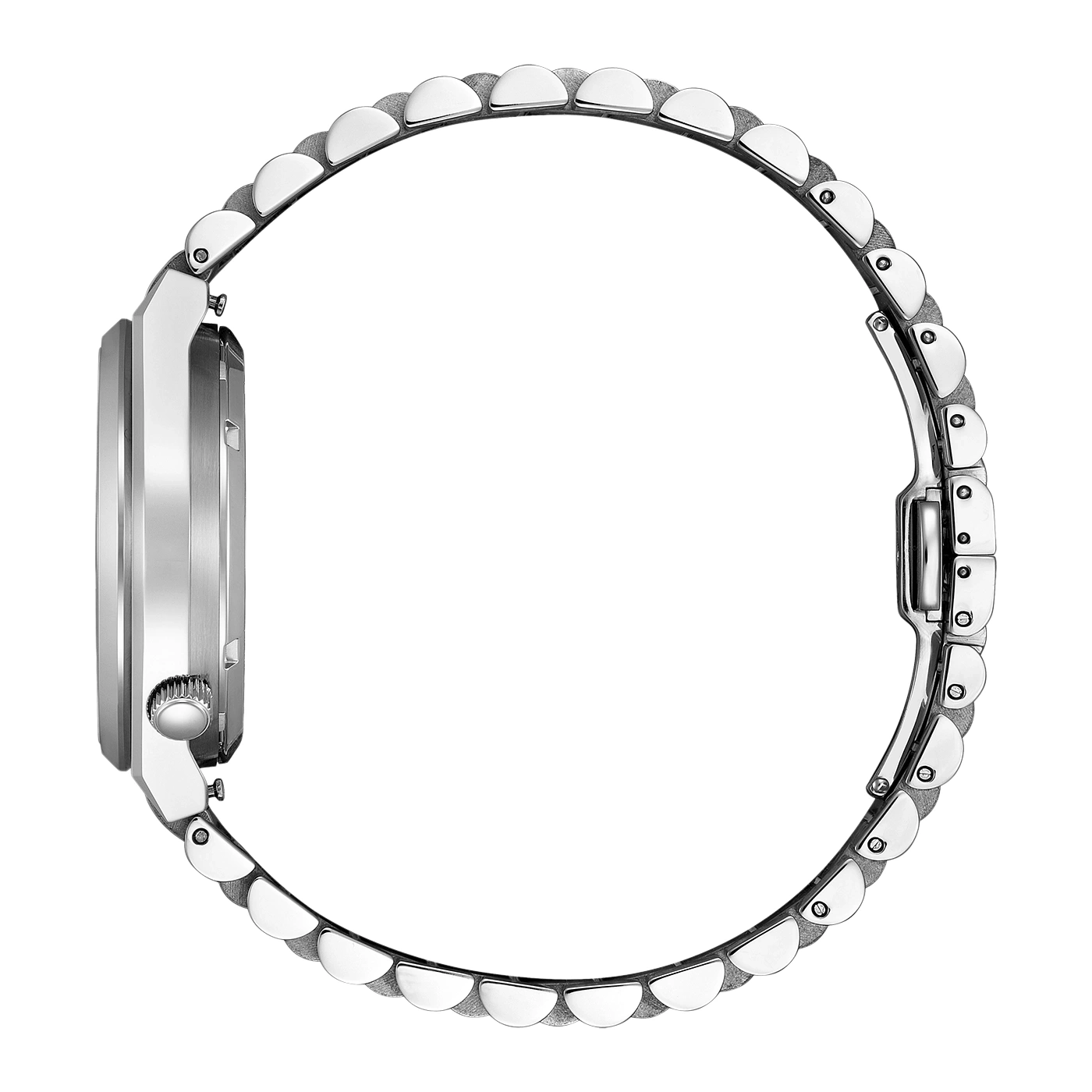 Gros plan d'une montre bracelet en argent sur fond blanc.