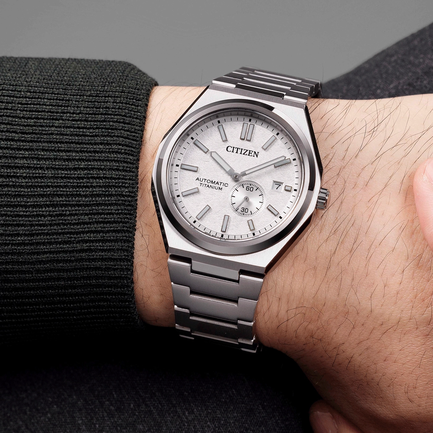 Une montre Citizen automatique en titane sur un poignet.