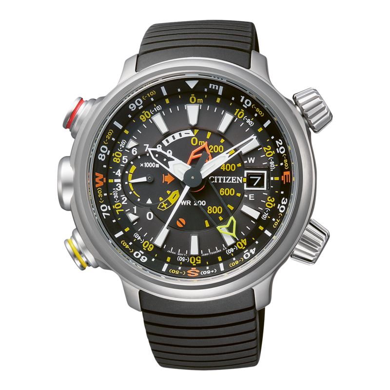 Montre Citizen avec cadran noir, plusieurs aiguilles et bracelet en caoutchouc noir.