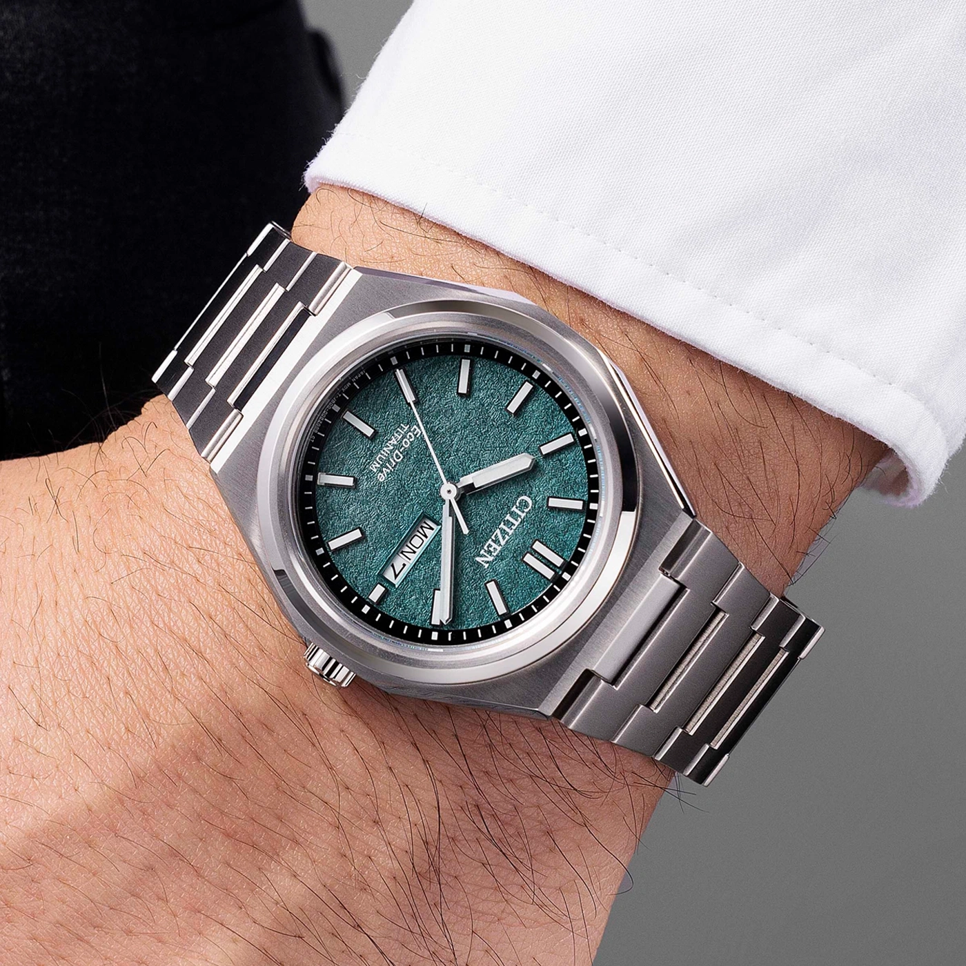 Montre Citizen Eco-Drive Titanium sur un poignet