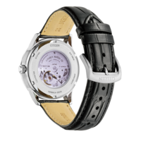 Dos de montre Citizen avec bracelet en cuir, montrant le mécanisme et les détails.