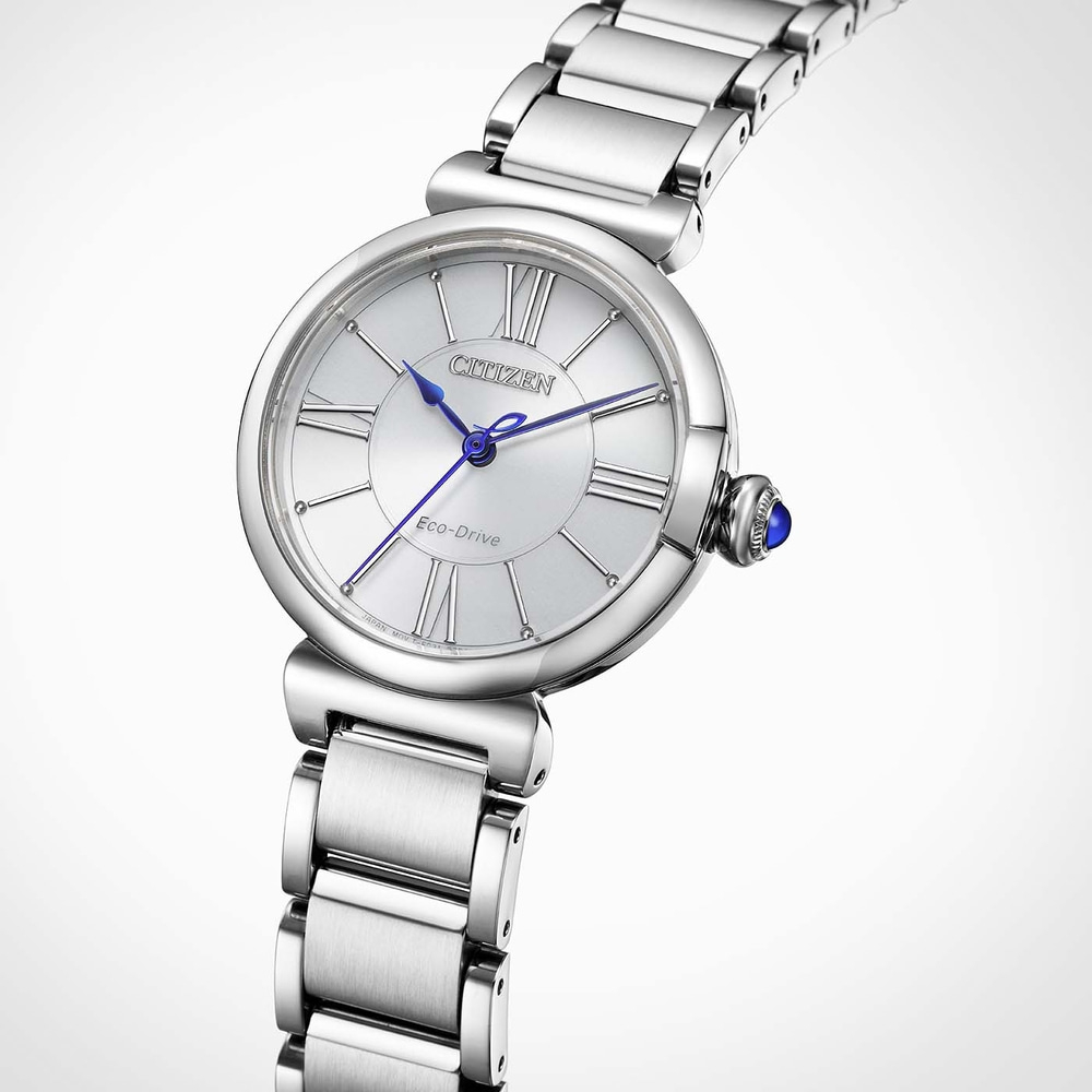 Une montre Citizen argentée avec un cadran blanc et des aiguilles bleues.