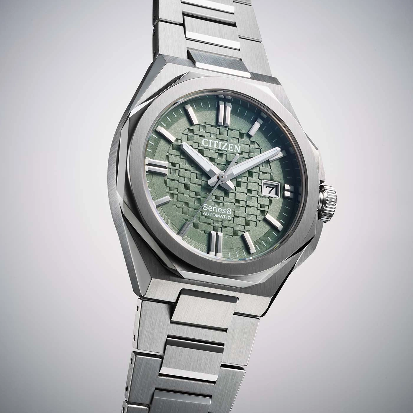 Une montre homme Citizen Series 8 automatique avec cadran vert.