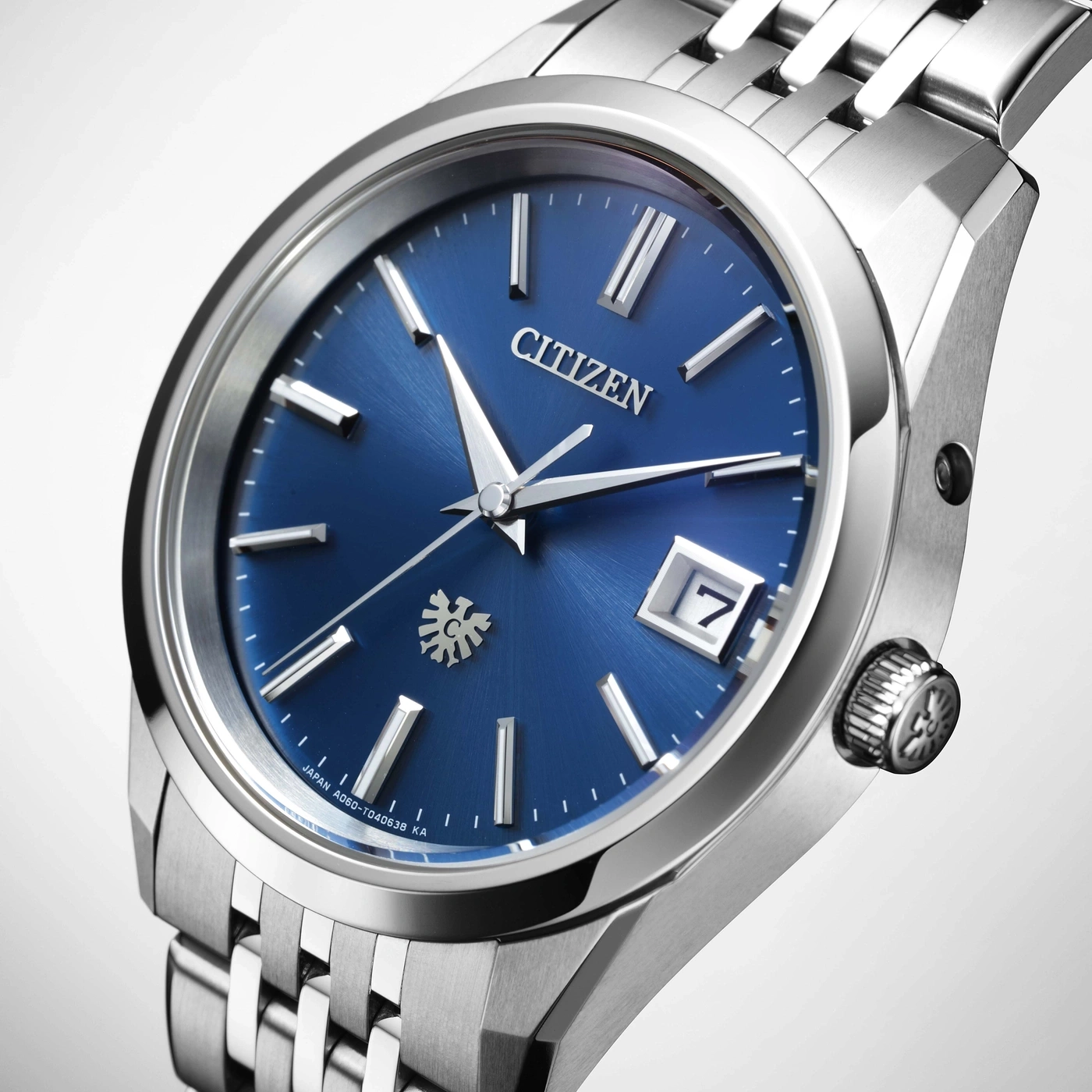 Montre Citizen bleue avec bracelet en argent, vue rapprochée du cadran.
