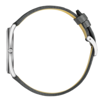 Une montre argentée avec un bracelet en cuir gris, élégante et stylée.