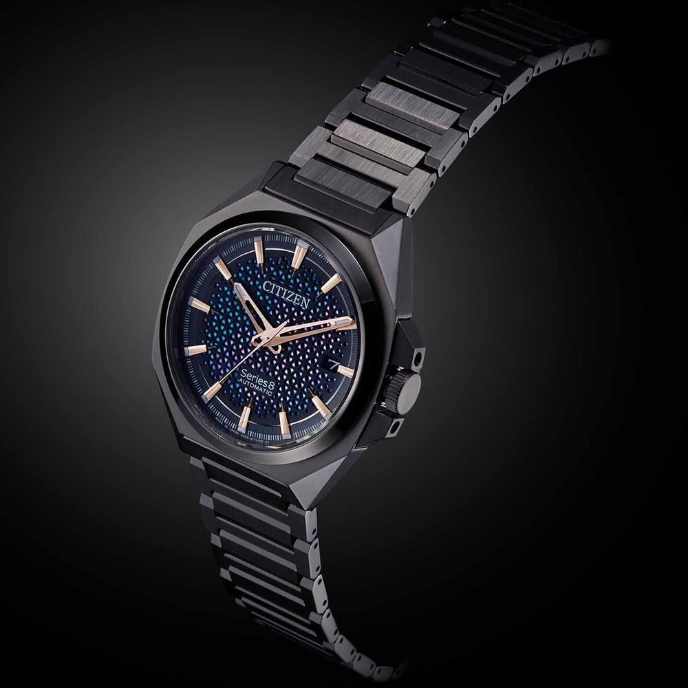 Montre automatique Citizen Series 8 avec bracelet en métal noir et cadran bleu foncé.