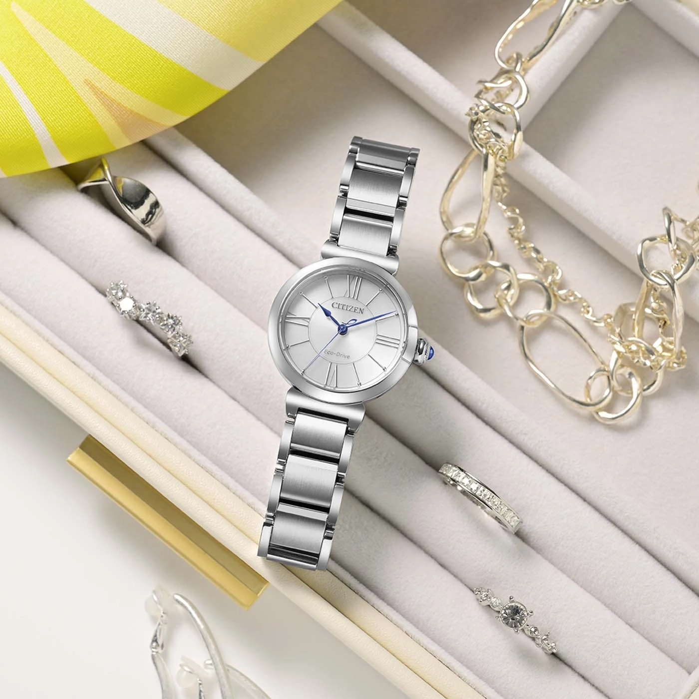 Une montre Citizen et des bijoux dans une boîte.