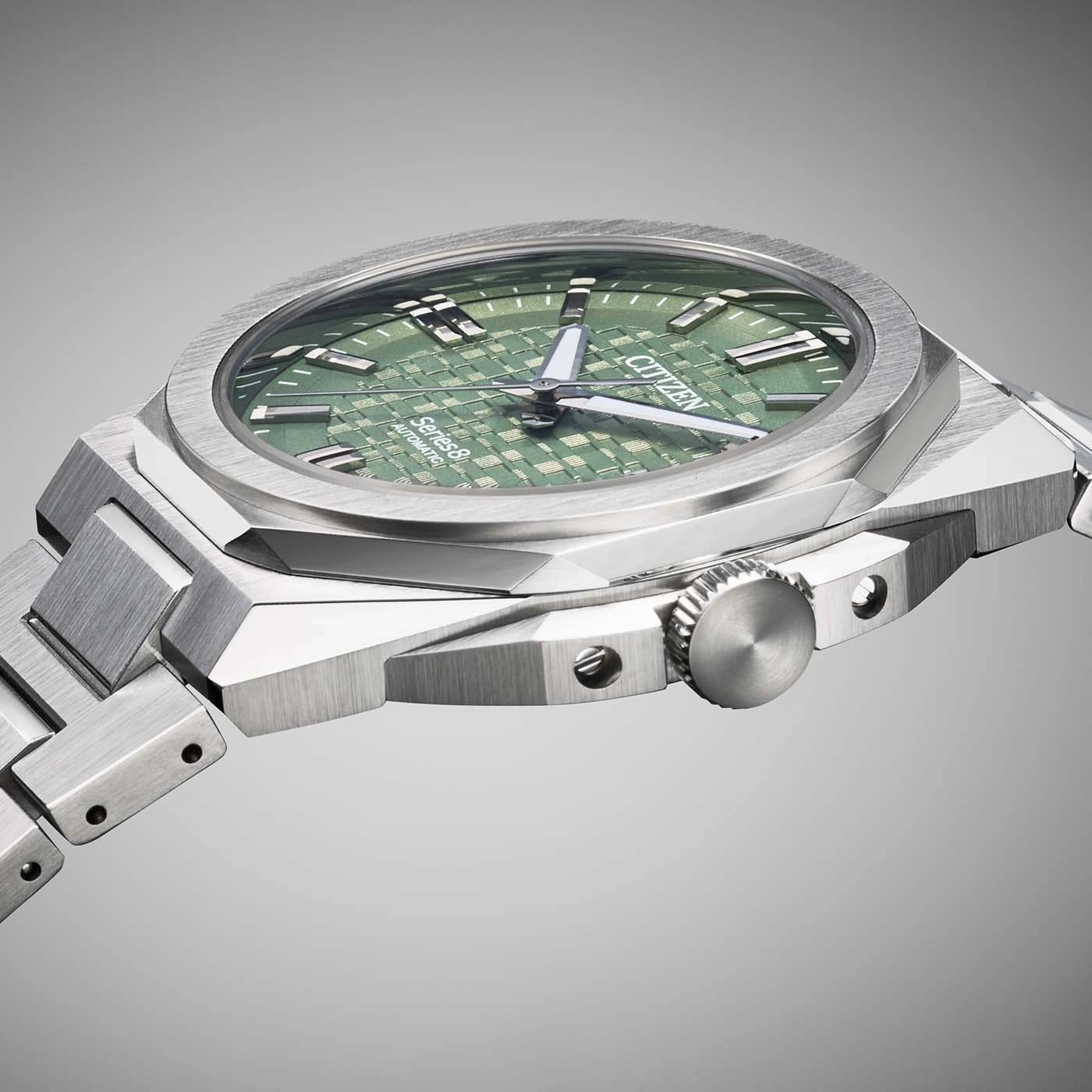 Montre Citizen Series 8 automatique verte à bracelet métallique.