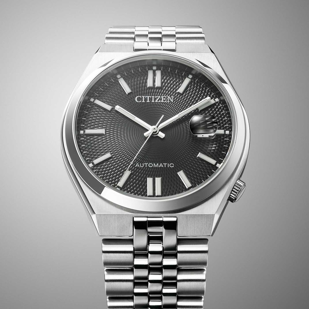Montre automatique Citizen avec cadran noir et bracelet argenté.