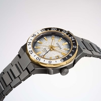 Montre Citizen avec des accents dorés et un cadran argenté texturé, bracelet noir.