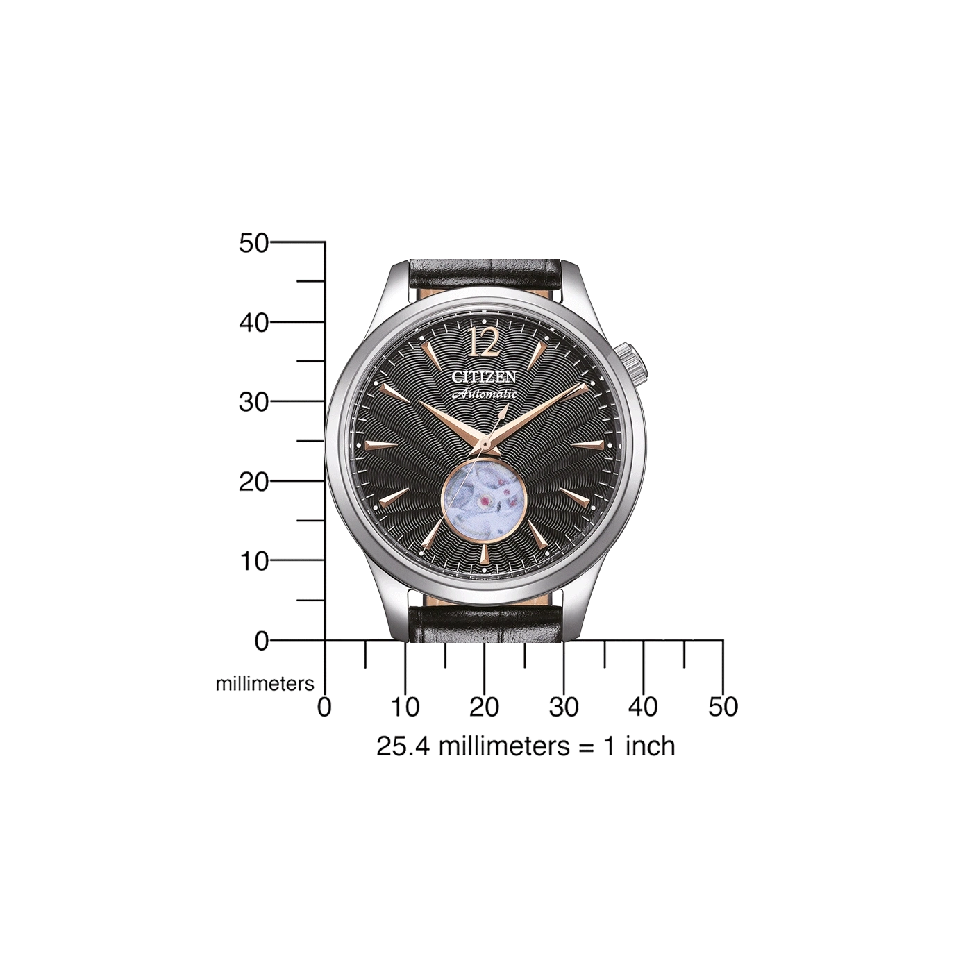 Une montre-bracelet automatique Citizen avec des aiguilles dorées et un cadran ouvert.
