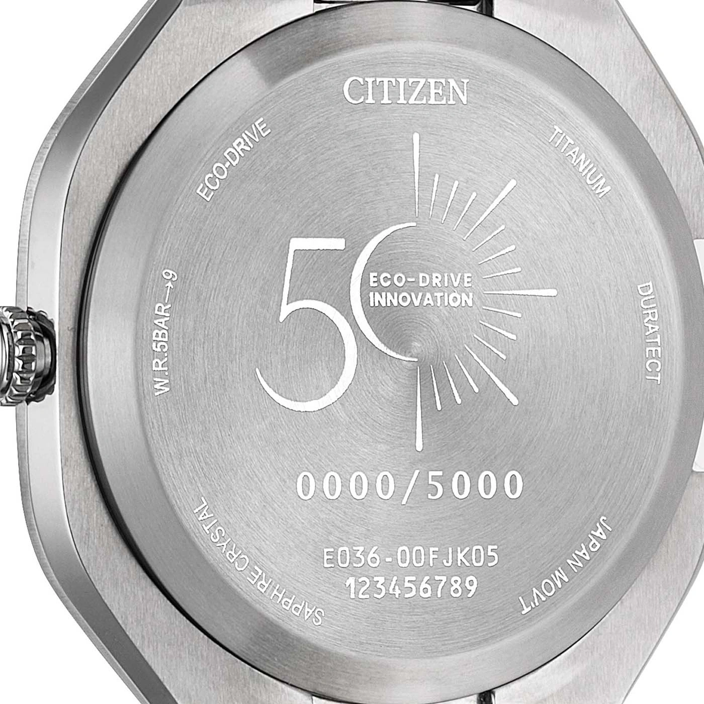 Die Rückseite einer Citizen Eco-Drive Titanuhr mit 50-Logo und "Innovation".