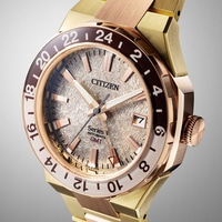 Gros plan d'une montre Citizen Series 8 GMT avec un cadran texturé et des accents dorés.