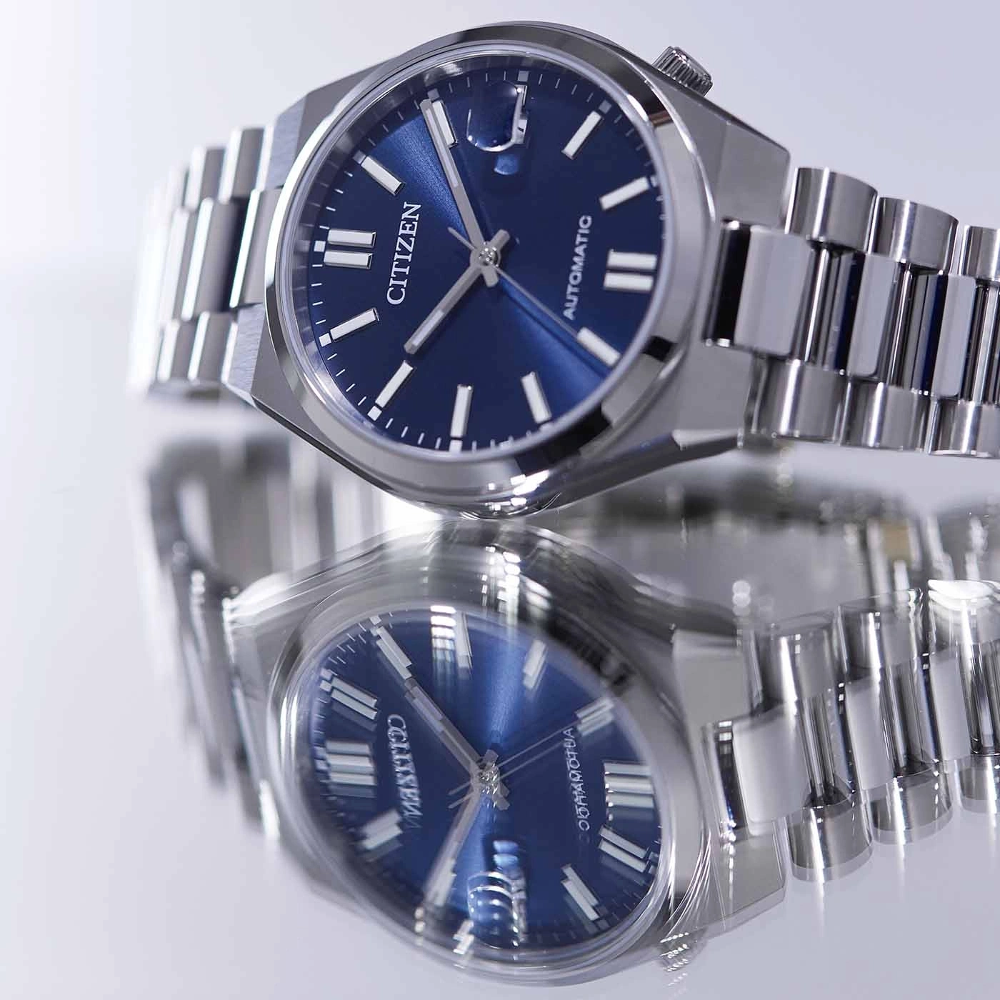 Montre automatique Citizen bleue avec bracelet en argent.