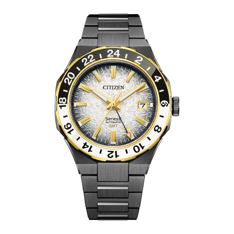 Montre Citizen Series 8 GMT avec des accents noirs et dorés, cadran blanc.