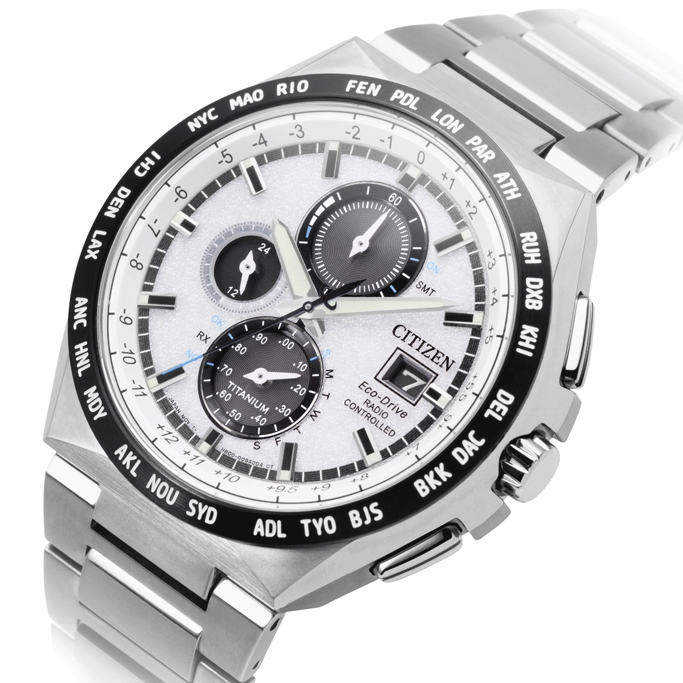 Une montre Citizen Eco-Drive radio-commandée en gros plan, affichant l'heure et les fuseaux horaires.