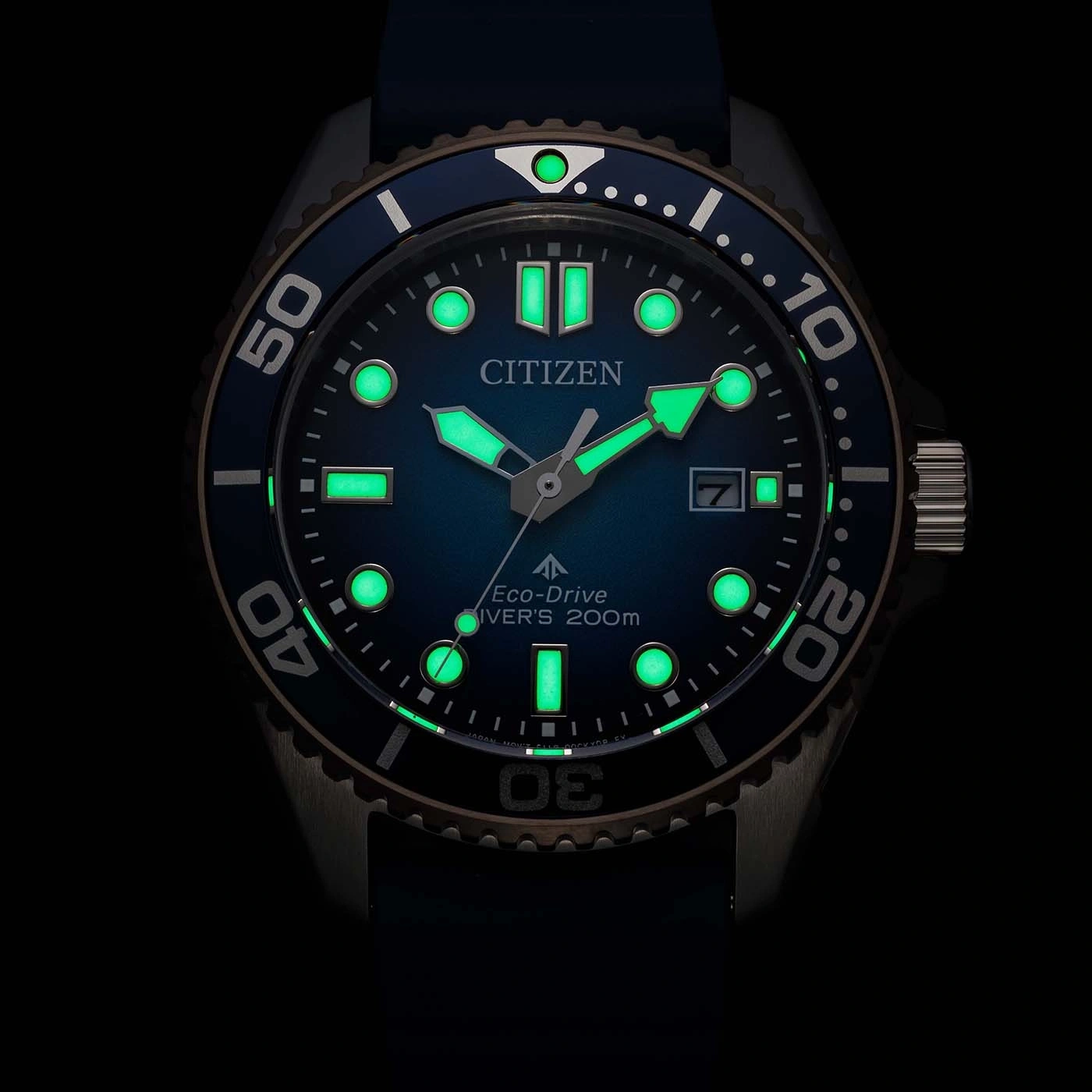 Montre Citizen Eco-Drive pour plongeur étanche à 200m, avec aiguilles et index lumineux verts.