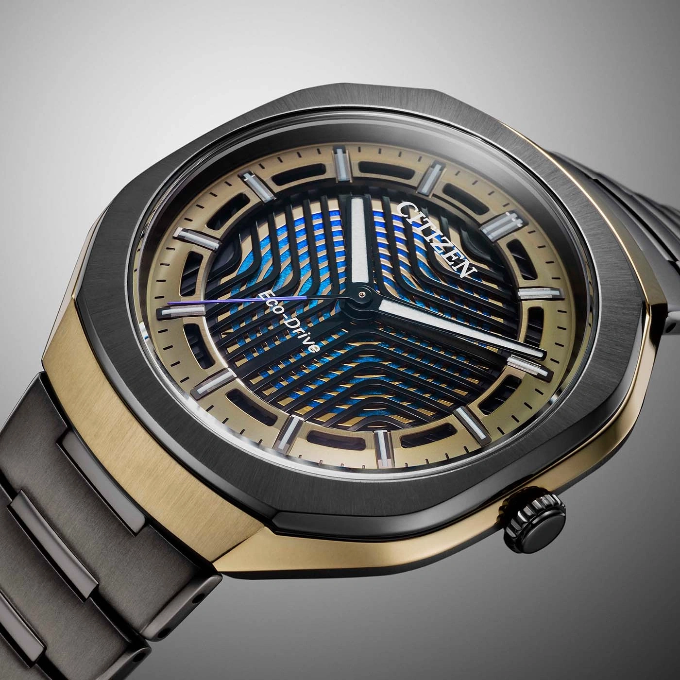 Citizen Eco-Drive Uhr mit komplexem Zifferblatt und zweifarbigem Armband.