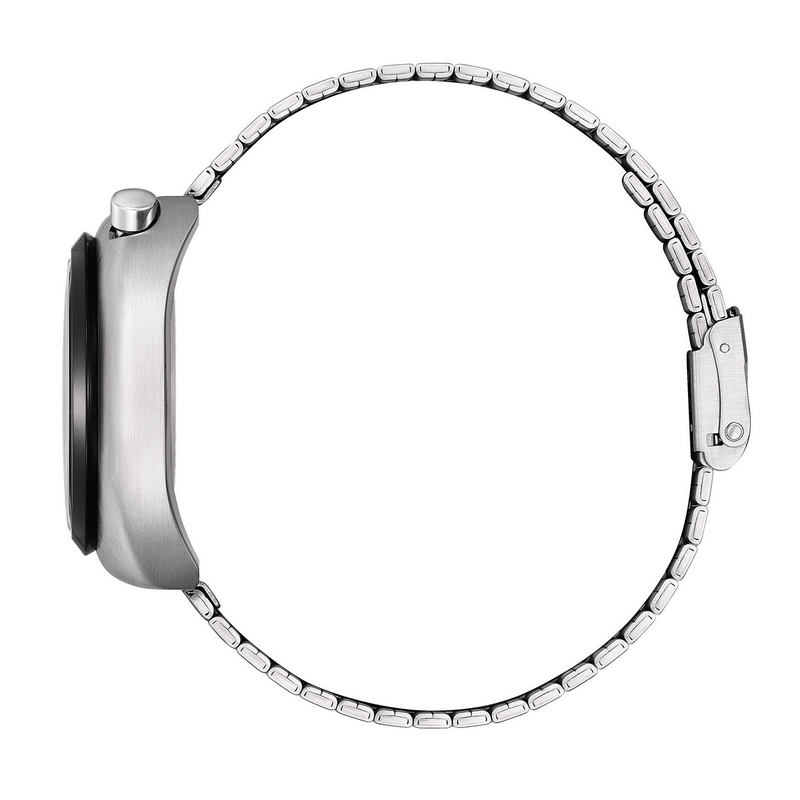 Gros plan sur une montre bracelet en argent avec une chaîne métallique argentée.