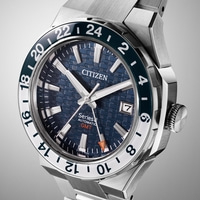 Montre Citizen avec cadran bleu, aiguilles blanches et lunette GMT.