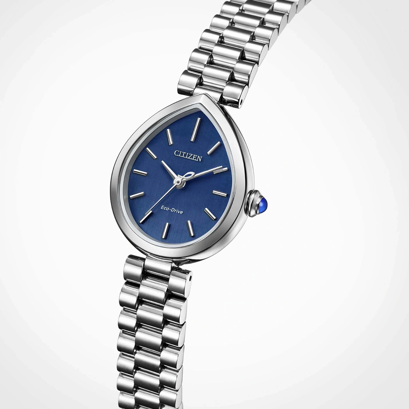 Eine blaue Citizen-Uhr mit silbernem Armband, stilvoll und modern.