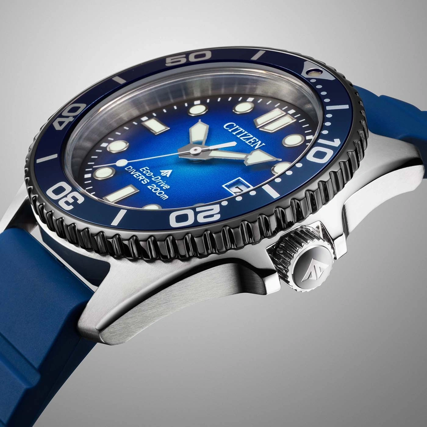 Montre de plongée Citizen Eco-Drive bleue avec bracelet en caoutchouc bleu.